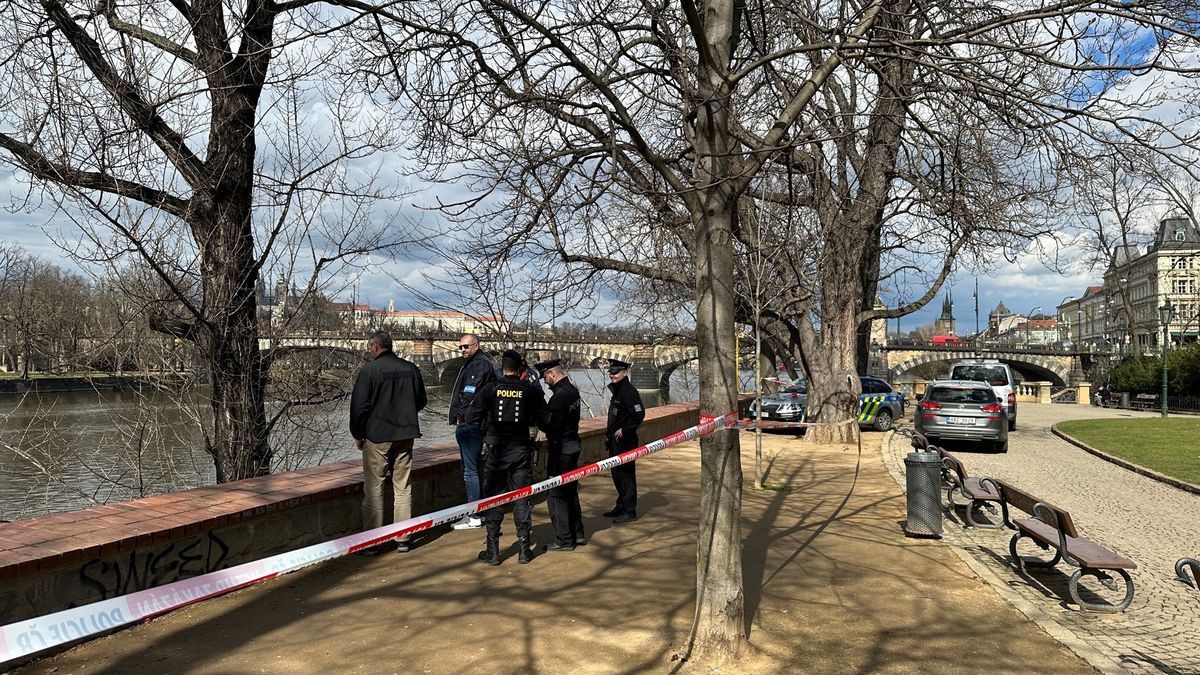 Ve Vltavě v Praze našli mrtvolu
